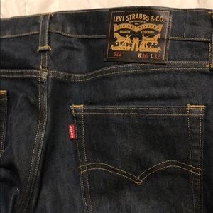 Levi’s 513 36x32 in a dark blue denim.